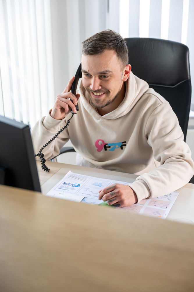 Ambulanter Pflegedienst Pflege Fantastisch in Dachau Mak Dizdar Leitung der Verwaltung am Telefon