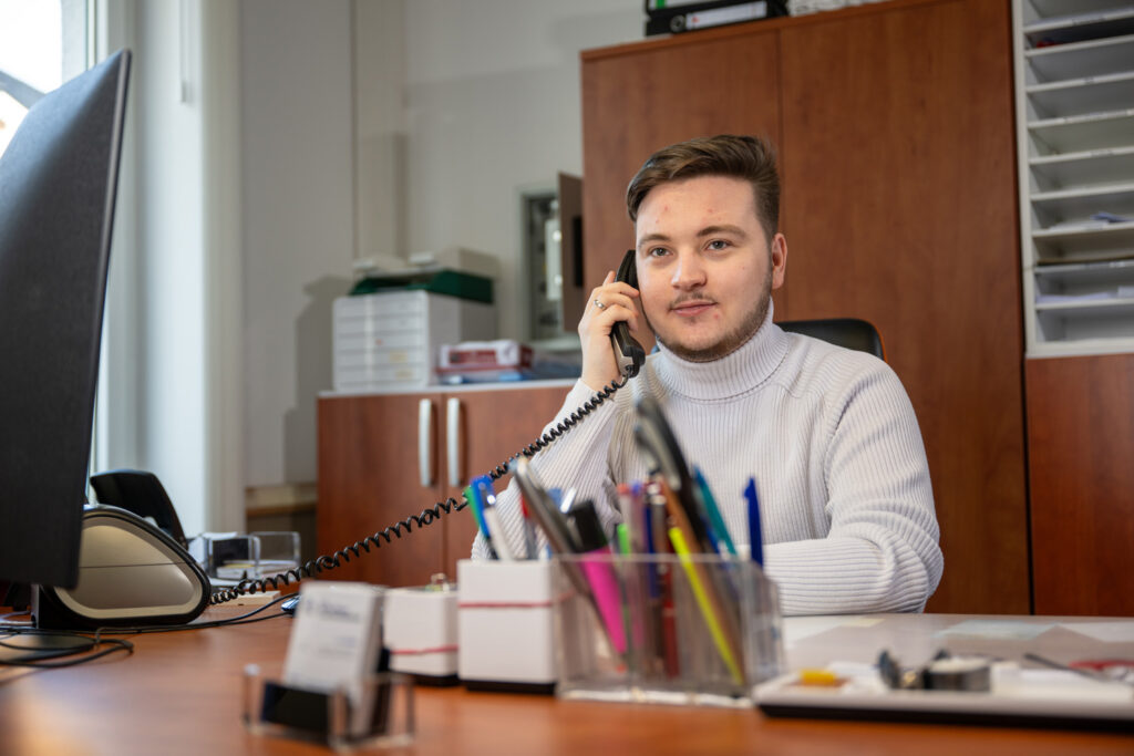 Ambulanter Pflegedienst Pflege Fantastisch in Dachau Mak Dizdar Geschäftsführer im Gespräch am Telefon