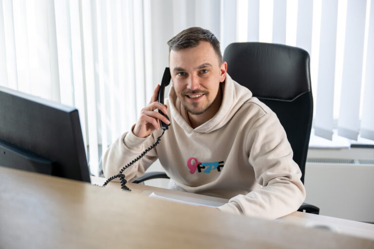 Ambulanter Pflegedienst Pflege Fantastisch in Dachau Mak Dizdar am Telefon